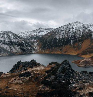 Вулкан Бакенинг находится к северу от Авачинской группы на стыке Ганальского и Валагинского хребтов