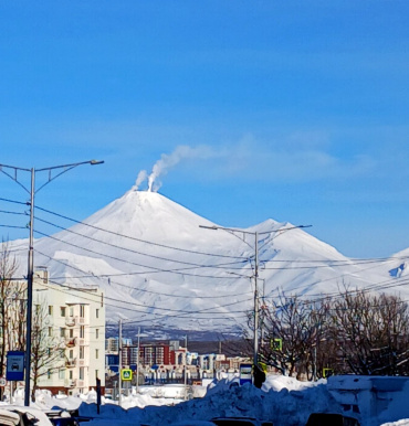 Над Авачей поднялись отчетливые столбы пара, напоминая о непрерывной активности домашнего вулкана.