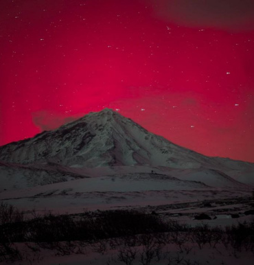 Корякский вулкан в свете северного сияния